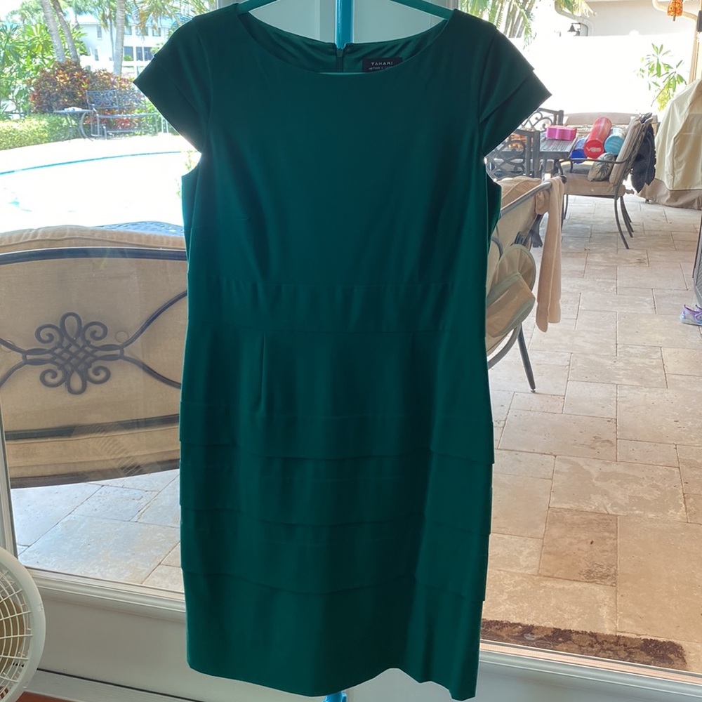 Tahari green dress with cap sleeves. Horizontal pleats. lined. 12 barely worn.